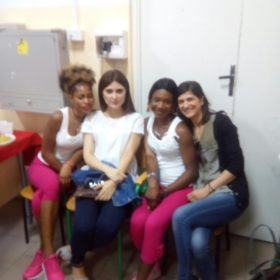 Beneficiarie e operatrici Sprar che si fanno fotografare insieme