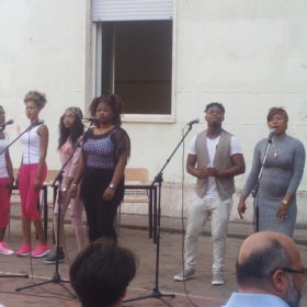 Beneficiari SPRAR Itri mentre cantano alla festa del CIPIA Formia